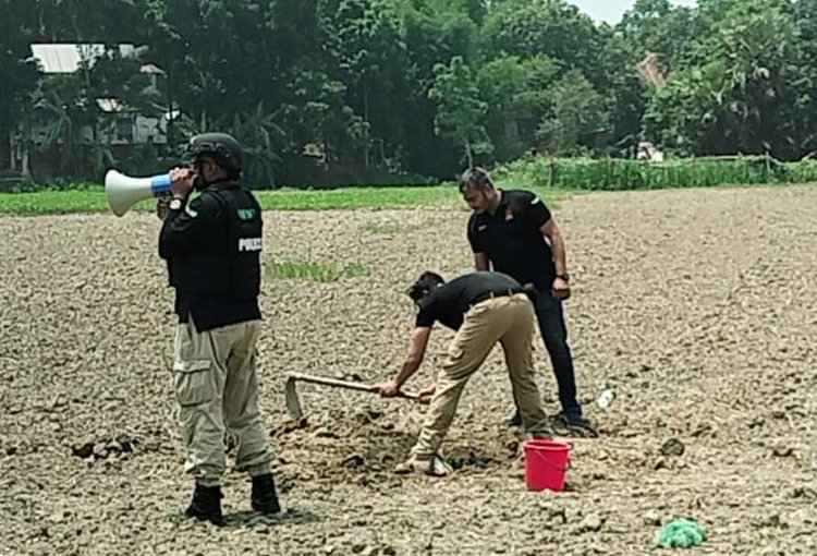 বোমা বিস্ফোরণ ঘটানোর জন্য প্রস্তুতি নিচ্ছেন বোম ডিসপোজাল ইউনিটের সদস্যরা। ছবি: আজকের পত্রিকা