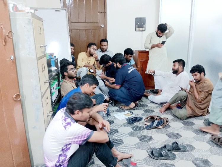 গণনাকেন্দ্রের বাইরে অপেক্ষায় থাকা প্রার্থী ও পোলিং এজেন্টরা। ছবি: আজকের পত্রিকা