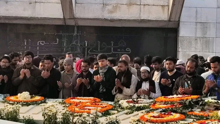 আজ শুক্রবার জুমার নামাজ শেষে খালেদা জিয়ার কবর জিয়ারত করেন জকসুর ছাত্রদল-সমর্থিত প্যানেলের নবনির্বাচিতরা। ছবি: আজকের পত্রিকা