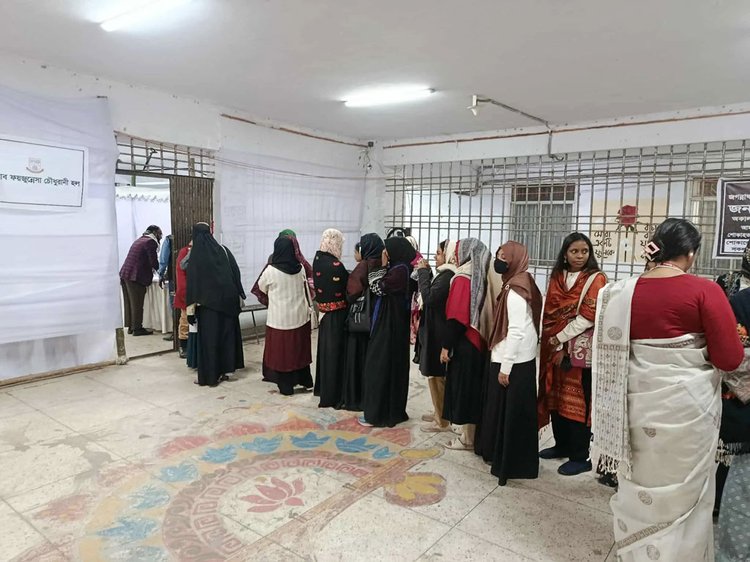 জকসু ও হল সংসদ নির্বাচনে আজ মঙ্গলবার সকাল ৯টায় শুরু হয়েছে ভোটগ্রহণ। ছবি : আজকের পত্রিকা
