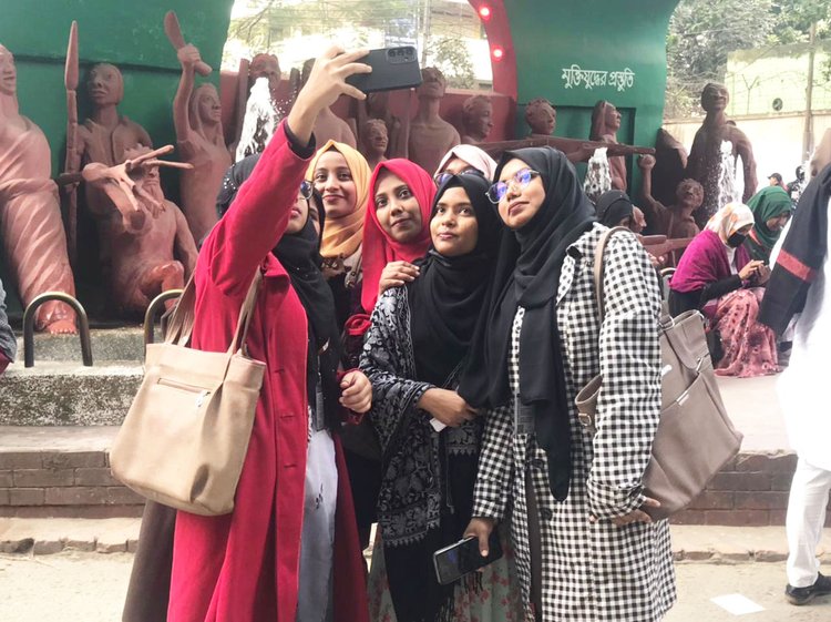 জকসু ও হল সংসদ নির্বাচনে উচ্ছ্বাসিত নারী ভোটাররা। ছবি: আজকের পত্রিকা