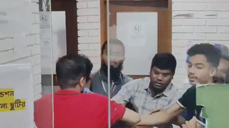 আজ মঙ্গলবার সন্ধ্যায় জুলাই শহীদ স্মৃতি ফাউন্ডেশনের অফিস কক্ষ ভাঙচুর করেন জুলাই গণ-অভ্যুত্থানে আহতরা। ছবি: সংগৃহীত