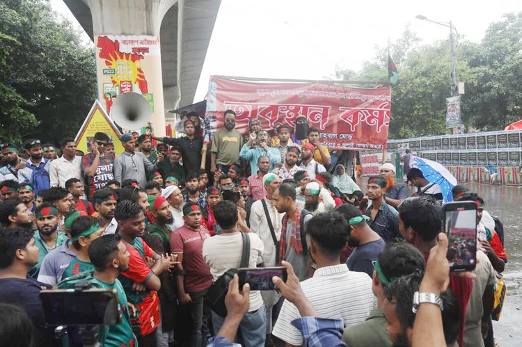 শাহবাগ মোড়ে অবস্থান নিয়েছেন ২৪-এর গণ-অভ্যুত্থানে শহীদ পরিবার এবং আহতেরা। ছবি: আজকের পত্রিকা
