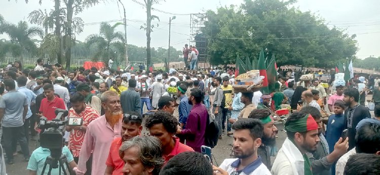 দিনব্যাপী ‘জুলাই পুনর্জাগরণ অনুষ্ঠানমালা’র আয়োজনে মেতে উঠেছে জনগণ। ছবি: আজকের পত্রিকা