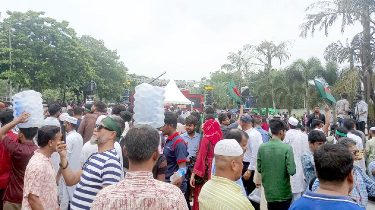 দিনব্যাপী ‘জুলাই পুনর্জাগরণ অনুষ্ঠানমালা’র আয়োজনে মেতে উঠেছে জনগণ। ছবি: আজকের পত্রিকা