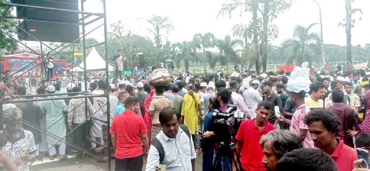 দিনব্যাপী ‘জুলাই পুনর্জাগরণ অনুষ্ঠানমালা’র আয়োজনে মেতে উঠেছে জনগণ। ছবি: আজকের পত্রিকা