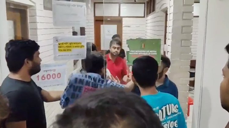 আজ মঙ্গলবার সন্ধ্যায় জুলাই শহীদ স্মৃতি ফাউন্ডেশনের অফিস কক্ষ ভাঙচুর করেন জুলাই গণ-অভ্যুত্থানে আহতরা। ছবি: সংগৃহীত