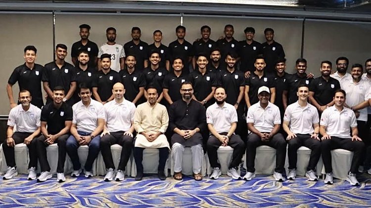 বাংলাদেশ ফুটবল দলের সঙ্গে গত রাতে দেখা করেছেন যুব ও ক্রীড়া প্রতিমন্ত্রী আমিনুল হক। ছবি: জামাল ভূঁইয়ার ফেসবুক পেজ