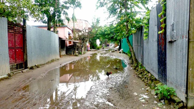 একটু বৃষ্টি হলে হাঁটুসমান পানিতে নাকানি-চুবানি খেতে হয়। কাচারীপাড়া এলাকা থেকে তোলা। ছবি: আজকের পত্রিকা