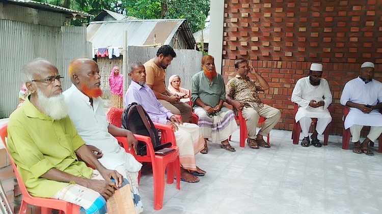 গ্রামের মাটিতে শেষবারের মতো প্রিয় নেতাকে দেখতে চান সবাই। ছবি: আজকের পত্রিকা