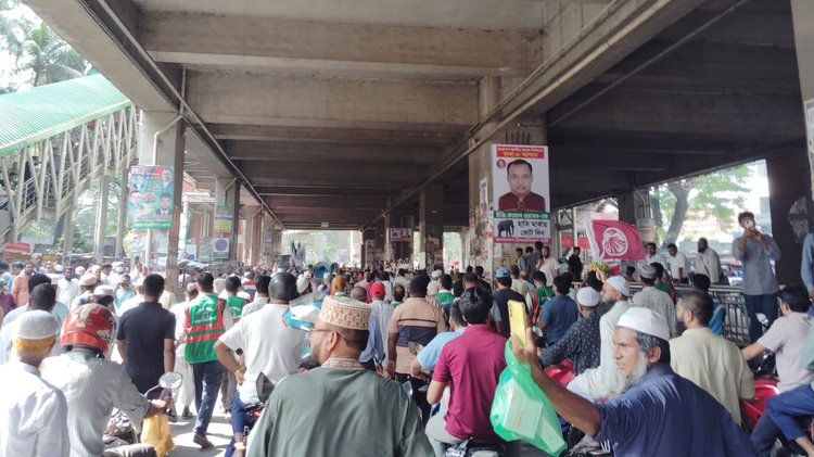 সকালে রাজধানীর বিভিন্ন এলাকা থেকে পল্টনে জড়ো হন ৮ দলের নেতাকর্মীরা। ছবি: আজকের পত্রিকা