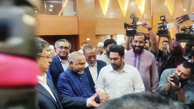 সংলাপে সালাহউদ্দীন আহমেদ ও ‍নাহিদ ইসলামের সঙ্গে সৈয়দ আব্দুল্লাহ মোহাম্মদ তাহের। ছবি: আজকের পত্রিকা।