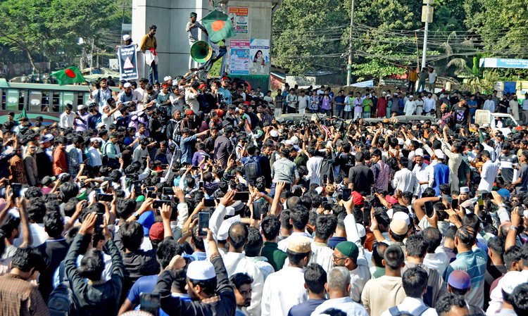 আইনজীবী সাইফুল ইসলাম আলিফ হত্যাকাণ্ডের প্রতিবাদে চট্টগ্রাম নগরীর টাইগারপাস মোড়ে বৈষম্যবিরোধী ছাত্র আন্দোলনের প্রতিবাদ সমাবেশে বক্তব্য দেন কেন্দ্রীয় সমন্বয়ক সারজিস আলম ও হাসনাদ আবদুল্লাহ। ছবি: আজকের পত্রিকা