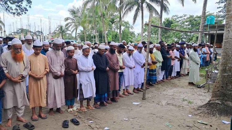চিতলমারী উপজেলার কলাতলা ইউনিয়নের কুনিয়া গ্রামে ফাতেমার জানাজা হয়। আজ মঙ্গলবার সকালে তোলা। ছবি: আজকের পত্রিকা