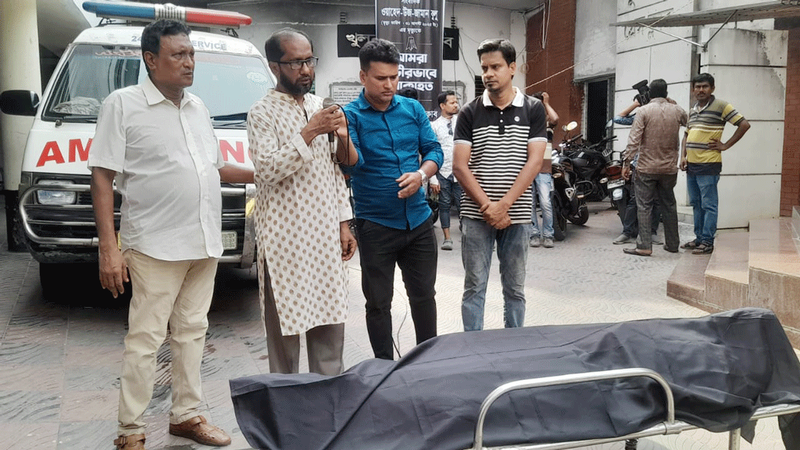 জানাজার নামাজের আগে সাংবাদিক বুলুর ছোট ভাই আনিসুজ্জামান দুলু কথা বলেন। ছবি: আজকের পত্রিকা