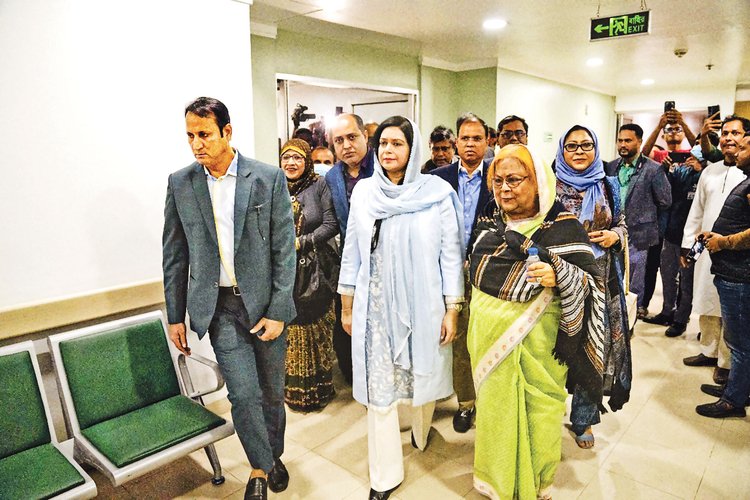 বিএনপির চেয়ারপারসন ও সাবেক প্রধানমন্ত্রী খালেদা জিয়াকে দেখতে দেশে ফিরেছেন তাঁর ছেলে ও দলের ভারপ্রাপ্ত চেয়ারম্যান তারেক রহমানের স্ত্রী জুবাইদা রহমান। গতকাল রাজধানীর এভারকেয়ার হাসপাতালে শাশুড়িকে দেখতে যান তিনি। ছবি: আজকের পত্রিকা