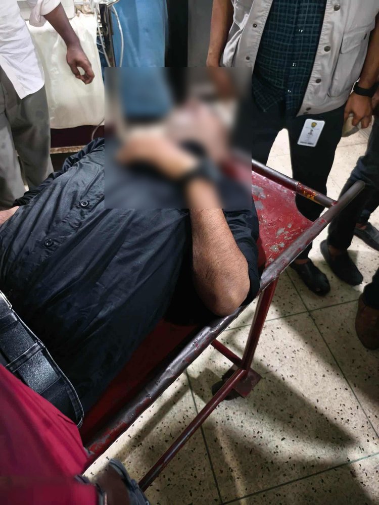 অচেতন অবস্থায় হাসপাতালে নিলে চিকিৎসক তারিকুলকে মৃত ঘোষণা করেন। ছবি: আজকের পত্রিকা