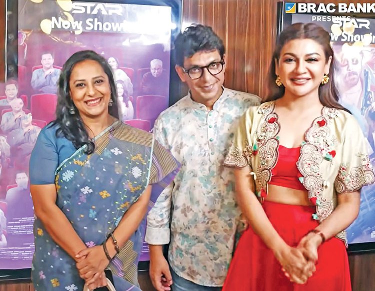 সিনেমা হলে অপি, চঞ্চল ও জয়া। ছবি: সংগৃহীত