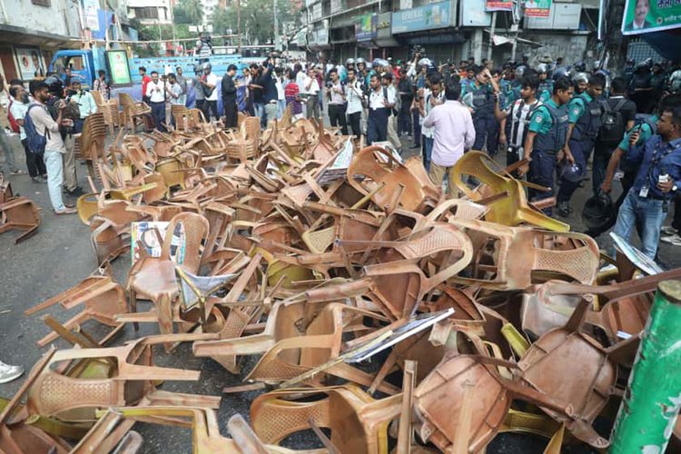 রাজধানীর কাকরাইলে জাতীয় পার্টির কর্মী সমাবেশ পণ্ড করে দিয়েছে পুলিশ। এ সময় টিয়ারগ্যাস, সাউন্ড গ্রেনেড নিক্ষেপ ও চেয়ার ভাঙচুর করা হয়। ছবি: আজকের পত্রিকা