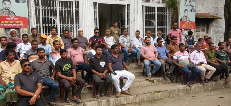রংপুরের সেন্ট্রাল রোডে জাতীয় পার্টির কার্যালয়ের সামনে দলীয় নেতা-কর্মীদের অবস্থান কর্মসূচি। ছবি: আজকের পত্রিকা