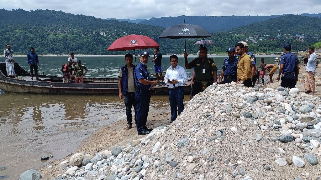 জাফলংয়ে ২ হাজার ঘনফুট চুরি হওয়া পাথর উদ্ধার
