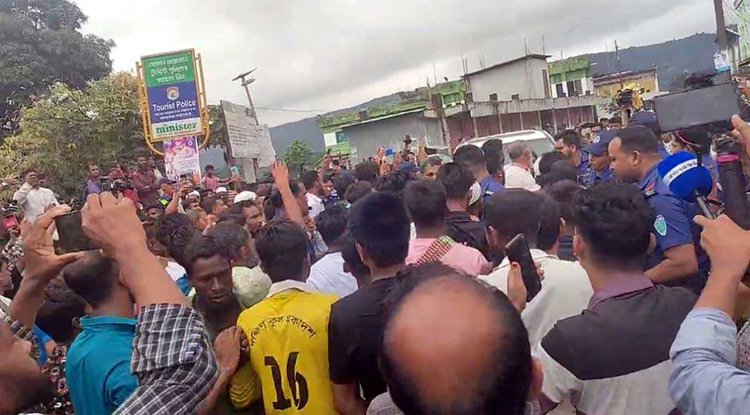 সিলেটের জাফলংয়ে আজ শনিবার দুপুরে অন্তর্বর্তী সরকারের দুই উপদেষ্টার গাড়িবহর আটকে বিক্ষোভ করেন বালু-পাথর ব্যবসায়ী ও শ্রমিকেরা। ছবি: সংগৃহীত
