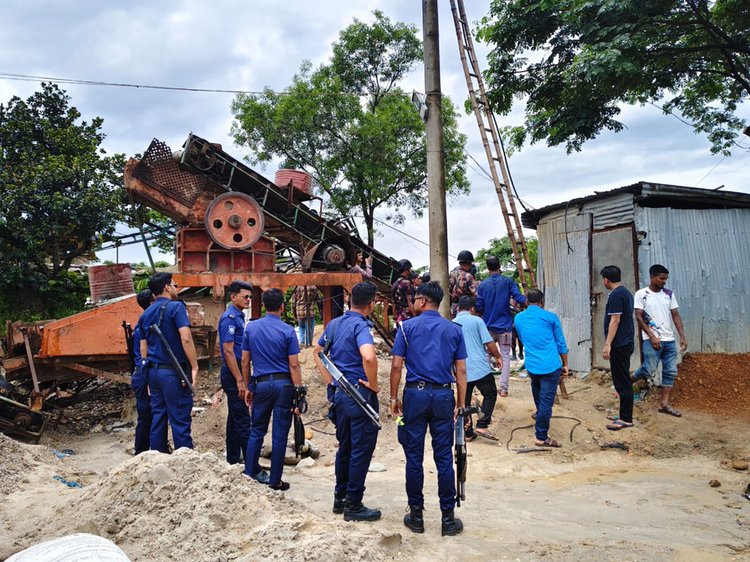 সিলেটের জাফলংয়ে টাস্কফোর্সের অভিযানে পাথর ক্রাশার মেশিনের বিদ্যুৎ-সংযোগ বিচ্ছিন্ন। ছবি: আজকের পত্রিকা