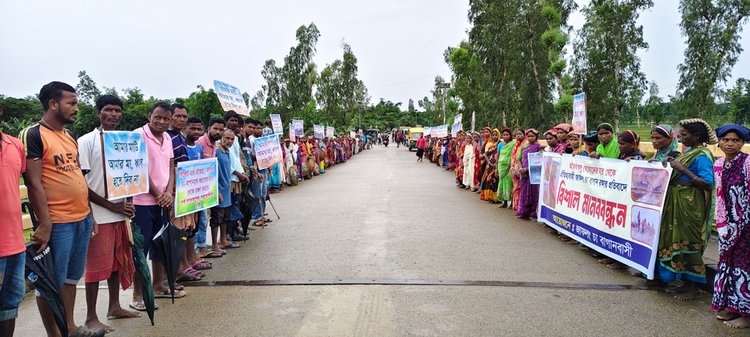 সিলেটের গোয়াইনঘাটে জাফলং নদী থেকে অবৈধভাবে বালু ও পাথর উত্তোলন বন্ধের দাবিতে মানববন্ধন। ছবি: আজকের পত্রিকা