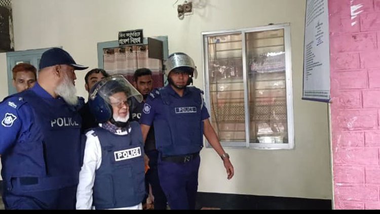 কড়া নিরাপত্তার মধ্য দিয়ে জাফর আলমকে আদালতে হাজির করা হয়। ছবি: আজকের পত্রিকা