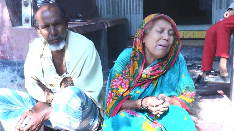 জাফর বেপারীর মৃত্যুর খবর শুনে পরিবারের আহাজারি। ছবি : আজকের পত্রিকা