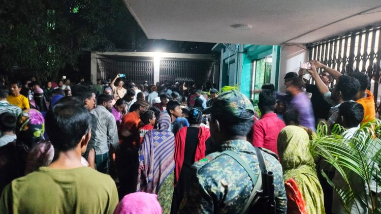 গতকাল বৃহস্পতিবার রাতে বরিশাল বিভাগীয় মৎস্য অধিদপ্তরের কম্পাউন্ডে জাটকা হরিলুট হয়। ছবি: আজকের পত্রিকা