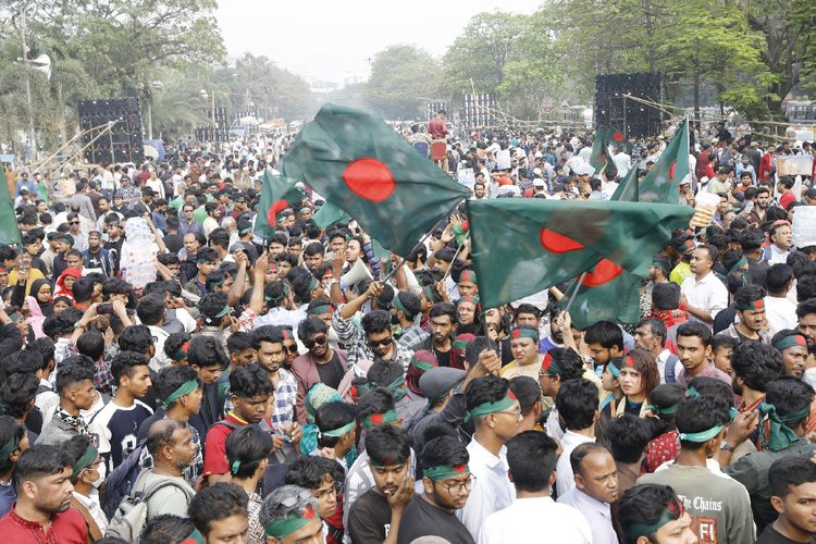 জাতীয় সংসদ ভবন সংলগ্ন মানিক মিয়া অ্যাভিনিউতে তরুণদের নতুন রাজনৈতিক দল ‘জাতীয় নাগরিক পার্টির’ আত্মপ্রকাশ উপলক্ষে বিভিন্ন জেলা থেকে আসছেন কর্মীরা। ছবি: মেহেদী হাসান