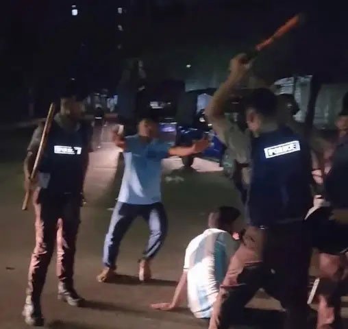 পুরান ঢাকার মুরগিটোলা মোড় এলাকায় মঙ্গলবার রাতে পুলিশের সঙ্গে জগন্নাথ বিশ্ববিদ্যালয়ের শিক্ষার্থীদের সংঘর্ষের ঘটনা ঘটে। ছবি: সংগৃহীত