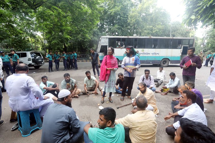 প্রধান উপদেষ্টার বাসভবন যমুনার সামনে অবস্থান নিয়েছিলেন জুলাই আন্দোলনে আহত কয়েকজন। ছবি: আজকের পত্রিকা