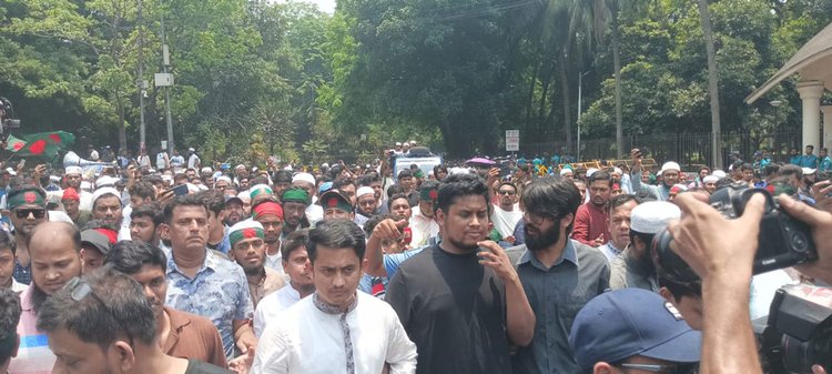 বৃহস্পতিবার দিবাগত রাত থেকে প্রধান উপদেষ্টার বাসভবন যমুনার সামনে বিক্ষোভ চলছে। ছবি: আজকের পত্রিকা
