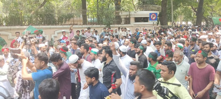 দুপুর ১২টার দিকে যমুনার সামনে থেকে মিছিল নিয়ে শাহবাগে মঞ্চের দিকে যান বিক্ষোভকারীরা। ছবি: আজকের পত্রিকা