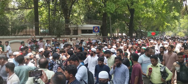 দুপুর ১২টার দিকে যমুনার সামনে থেকে মিছিল নিয়ে শাহবাগে মঞ্চের দিকে যান বিক্ষোভকারীরা। ছবি: আজকের পত্রিকা