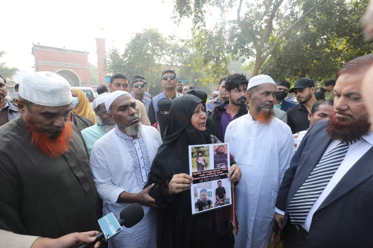 রাজধানীর মোহাম্মদপুরের বুদ্ধিজীবী কবরস্থানে জুলাই শহীদদের স্বজনদের আহাজারি। ছবি: আজকের পত্রিকা