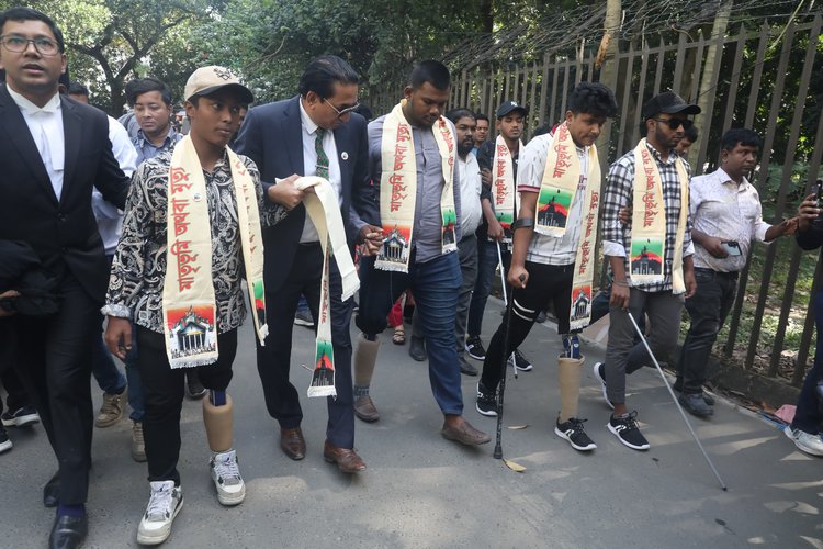 জুলাই গণ–অভ্যুত্থানের সময় আহত জুলাইযোদ্ধাদের অনেকেই ট্রাইব্যুনালে হাজির হয়েছেন মামলার রায় শুনতে। ছবি: আজকের পত্রিকা