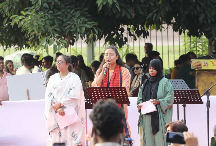 মৈত্রীযাত্রার ঘোষণাপত্র পাঠ করেন জুলাই আন্দোলনে শহীদ মামুন মিয়ার স্ত্রী শারমিন আক্তার, শহীদ সাংবাদিক তাহির জামান প্রিয়র মা শামসি আরা জামান ও জয়ন্তী চাকমা। ছবি: আজকের পত্রিকা