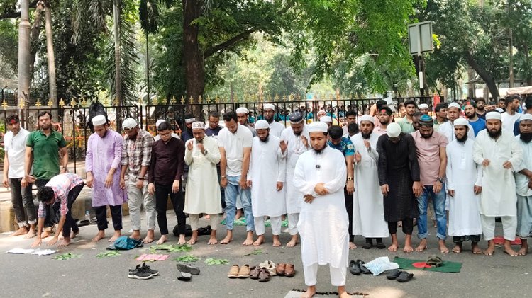 প্রধান উপদেষ্টার বাসভবন যমুনার সামনে জুমার নামাজ পড়লেন বিক্ষোভকারীরা। ছবি: আজকের পত্রিকা