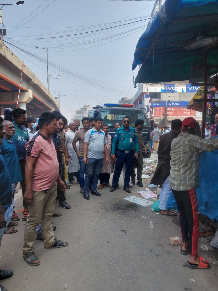 জুরাইন এলাকায় ট্রাফিক ওয়ারী বিভাগের উচ্ছেদ অভিযান পরিচালিত হয়। ছবি: আজকের পত্রিকা