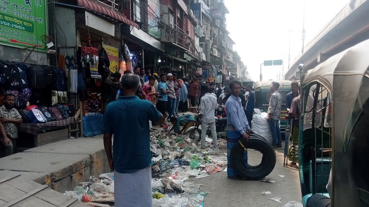 জুরাইন মেডিকেল রোড পর্যন্ত প্রায় এক কিলোমিটার রাস্তায় উচ্ছেদ অভিযান চালানো হয়। ছবি: আজকের পত্রিকা