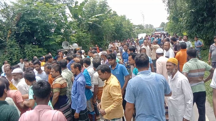 জয়পুরহাটের কালাইয়ে হিমাগারে সংরক্ষিত আলুর ভাড়া বৃদ্ধির প্রতিবাদে জয়পুরহাট-বগুড়া আঞ্চলিক মহাসড়ক অবরোধ। ছবি: আজকের পত্রিকা
