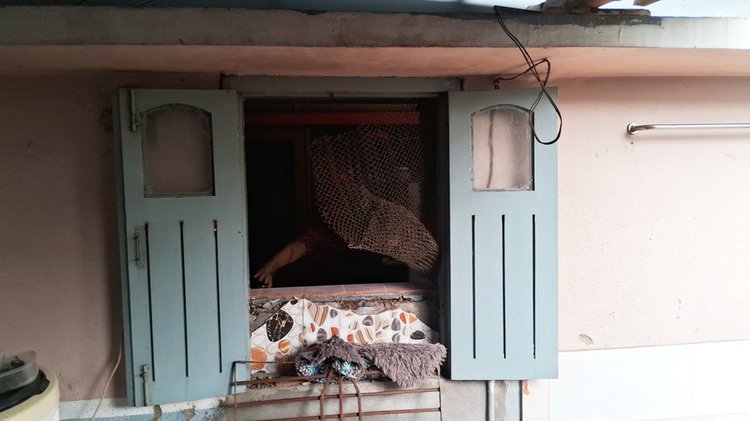 রান্নাঘরের একটি জানালার গ্রিল খুলে ডাকাতেরা ভেতরে ঢোকে। ছবি: আজকের পত্রিকা