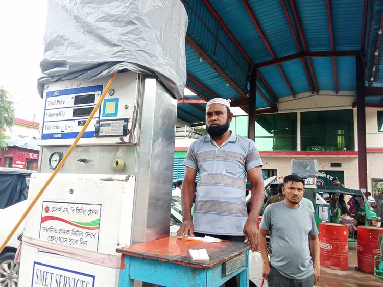 রাজশাহীর একটি ফিলিং স্টেশনে কাজ করেন সিয়াম-সাদাবের বাবা কবিরুজ্জামান। ছবি: আজকের পত্রিকা