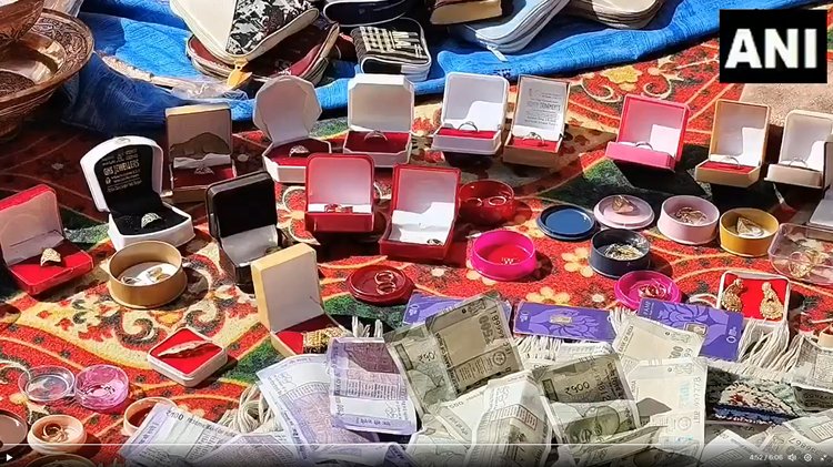 সোনা-রুপার বাসন ও গয়না এবং নগদ অর্থ দান করছেন জম্মু-কাশ্মীরের মানুষ। ছবি: স্ক্রিনশট