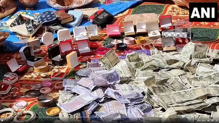 সোনা-রুপার বাসন ও গয়না এবং নগদ অর্থ দান করছেন জম্মু-কাশ্মীরের মানুষ। ছবি: স্ক্রিনশট
