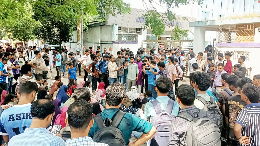 ছাত্রী-মায়ের লাশ উদ্ধার: পুলিশ সুপারের কার্যালয় ঘেরাও কুমিল্লা বিশ্ববিদ্যালয়ের শিক্ষার্থীদের