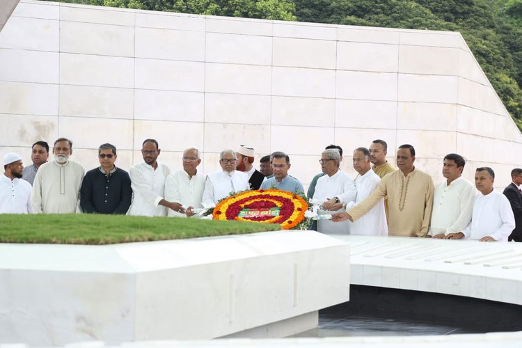 বিএনপির পক্ষ থেকে কবরে ফুল দিয়ে শ্রদ্ধা জানানো হয়। ছবি: প্রধানমন্ত্রীর কার্যালয়